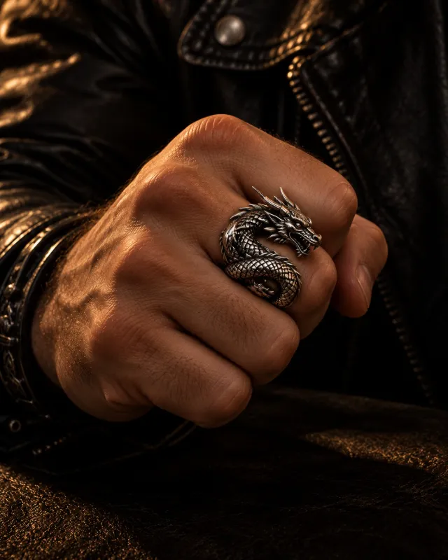 Bague dragon enroulée autour du doigt
