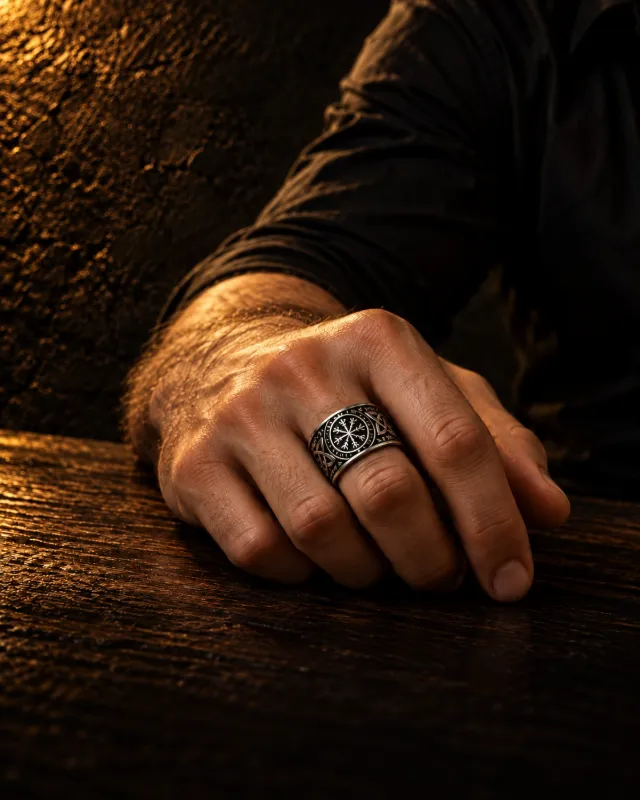 Bague viking gravée de runes nordiques